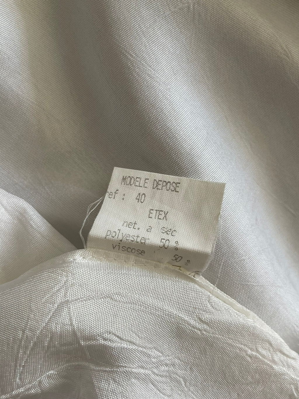 Gilet blanc pop et géométrique