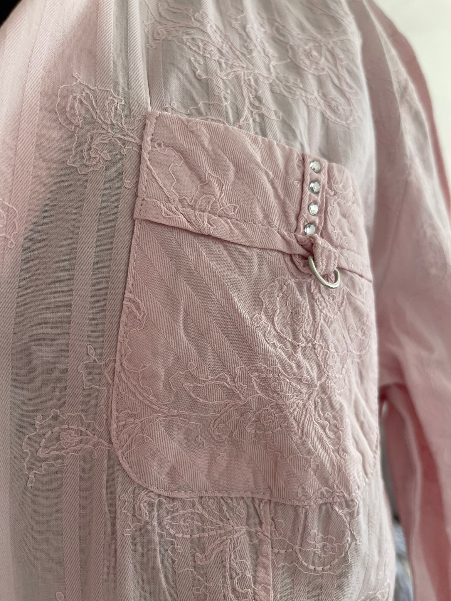 Chemisier rose pastel brodé