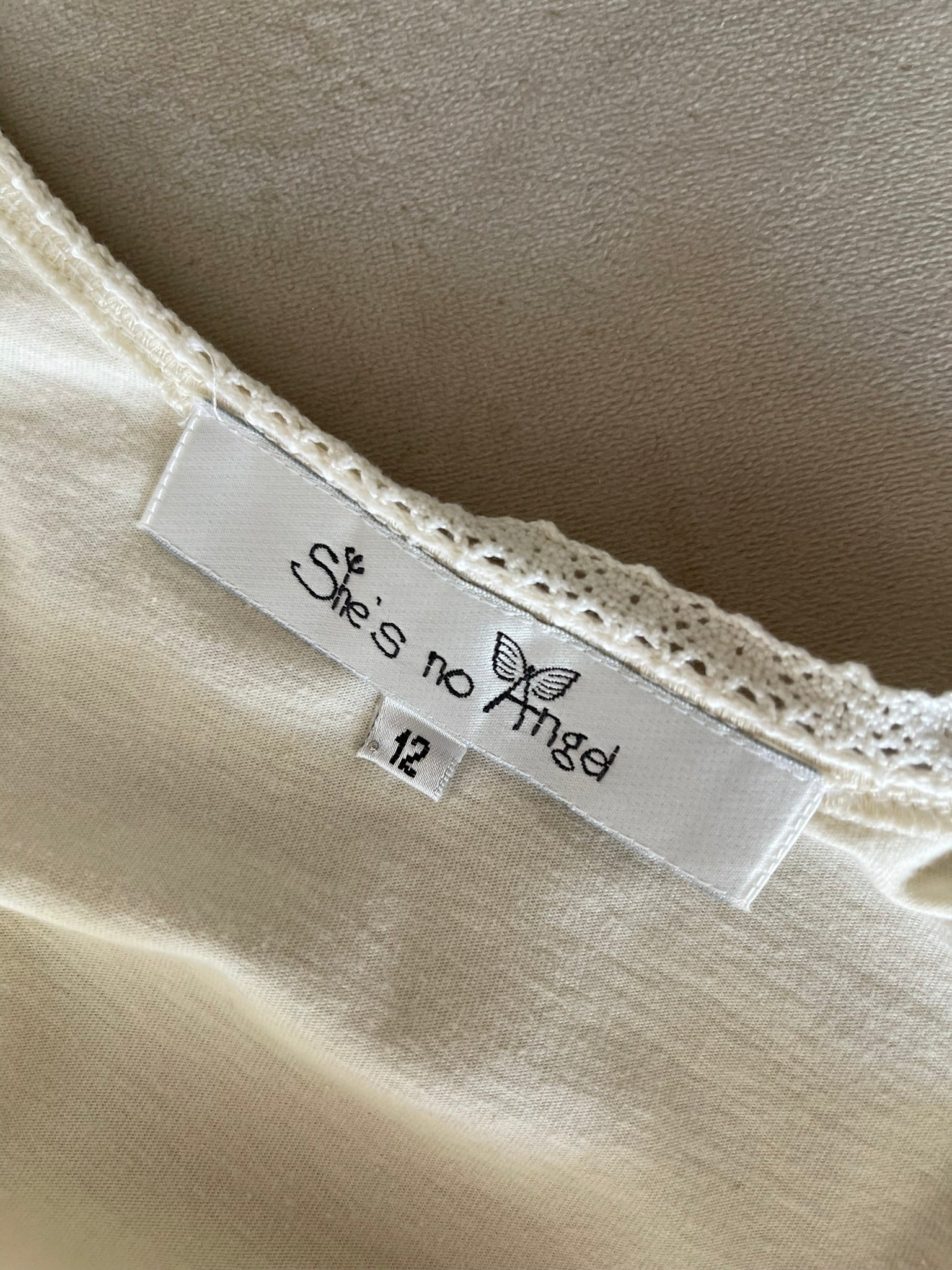 Top cache-cœur blanc à rayures dorées