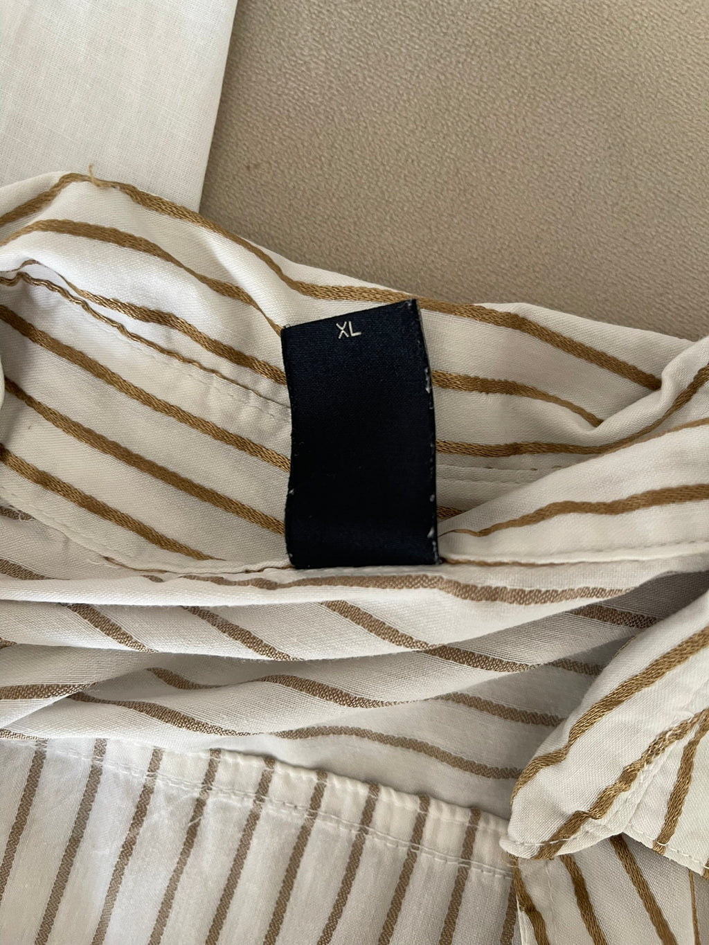 Top cache-cœur blanc à rayures dorées