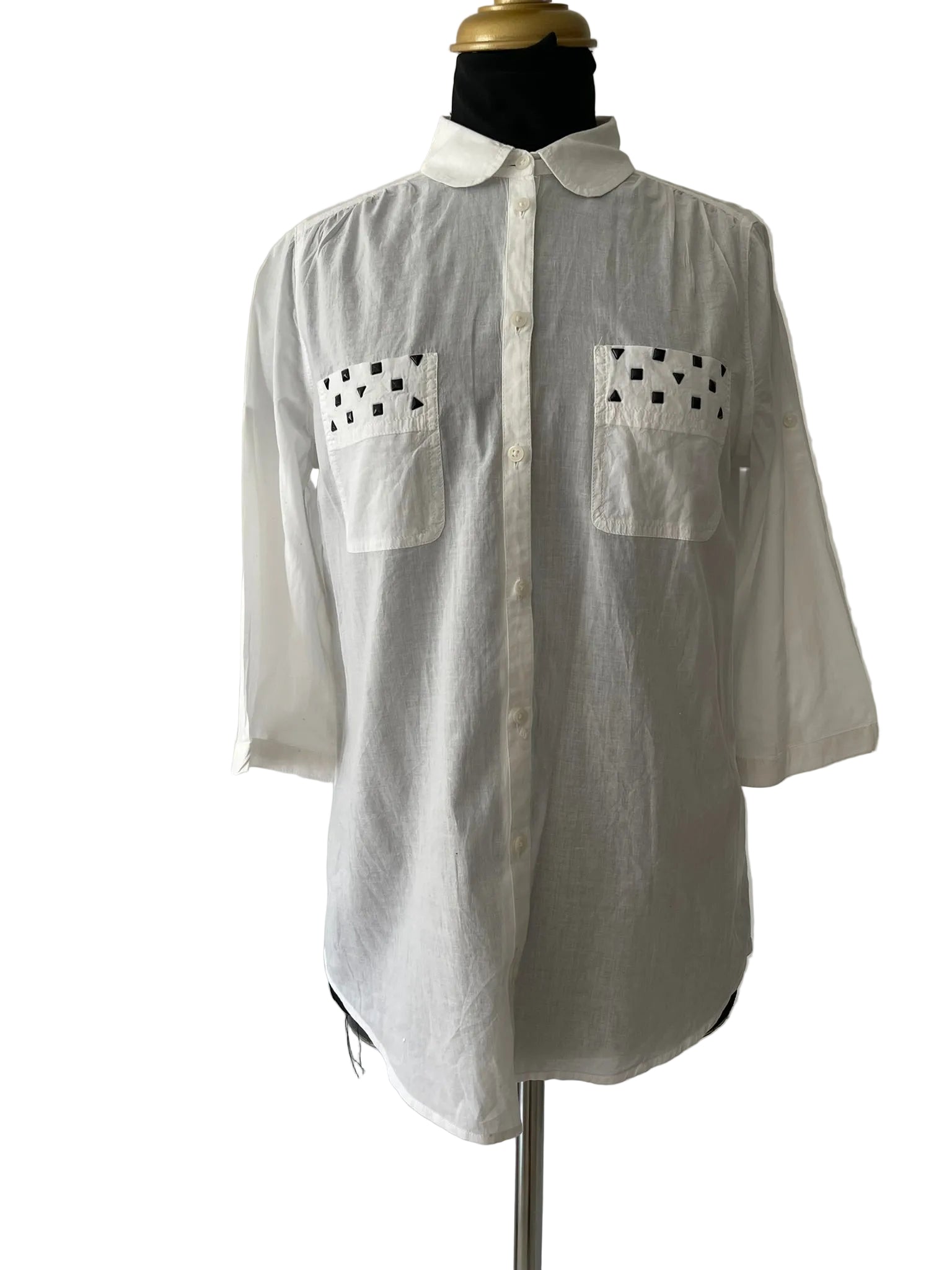 Chemise blanche à clous géométriques