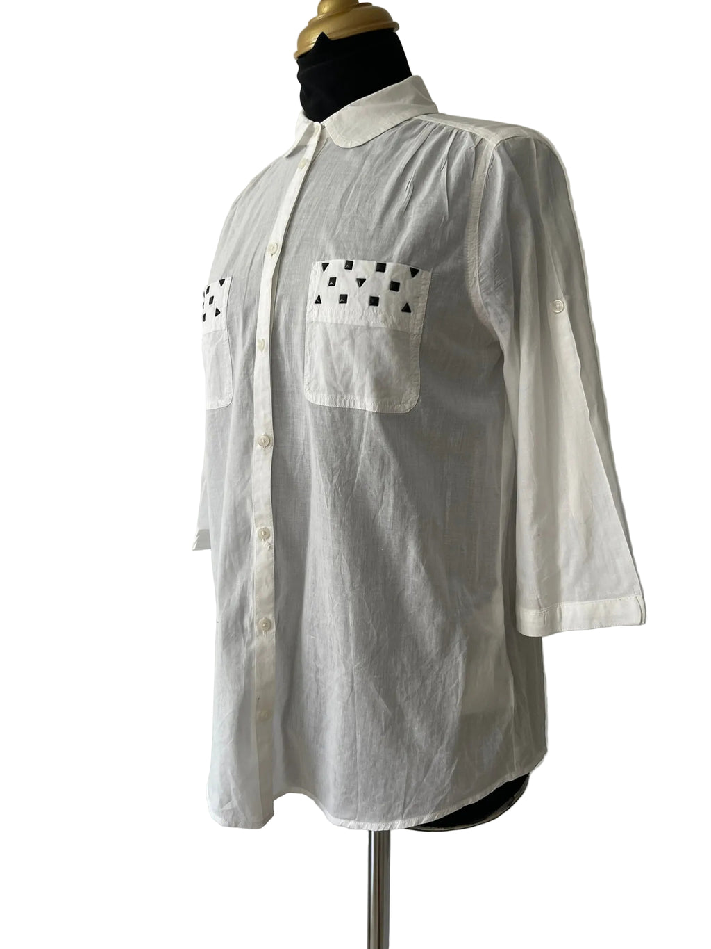 Chemise blanche à clous géométriques