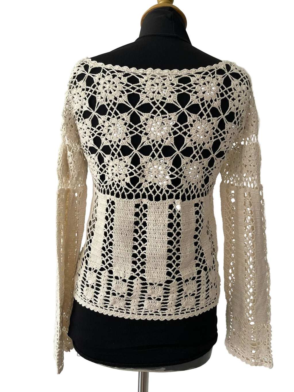 Pull en crochet écru ajouré