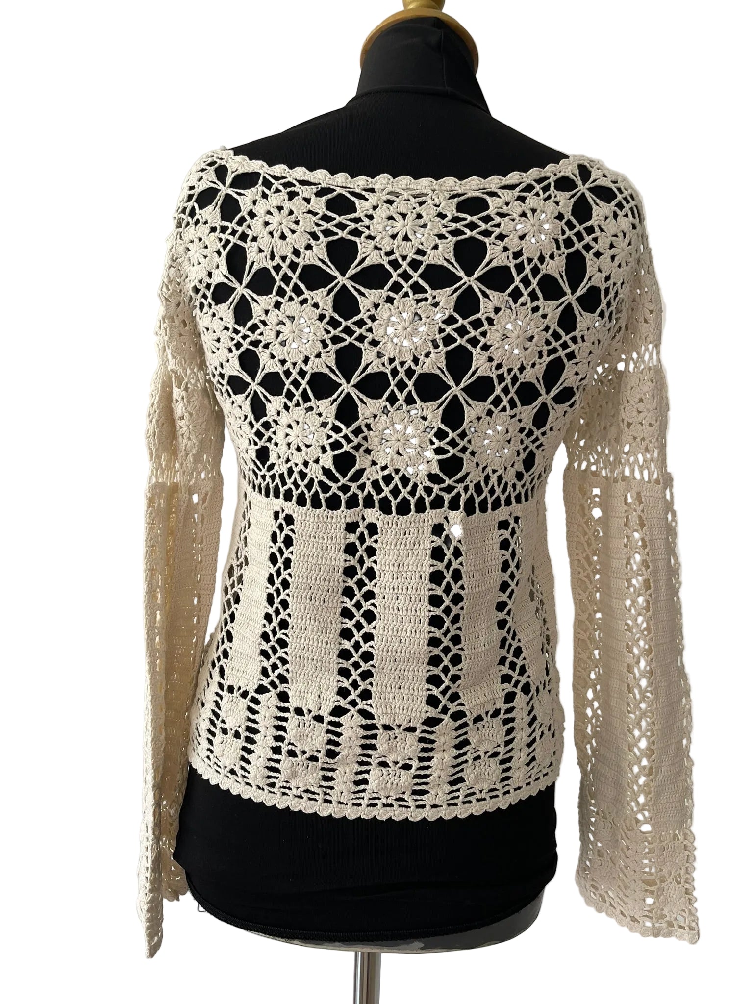 Pull en crochet écru ajouré