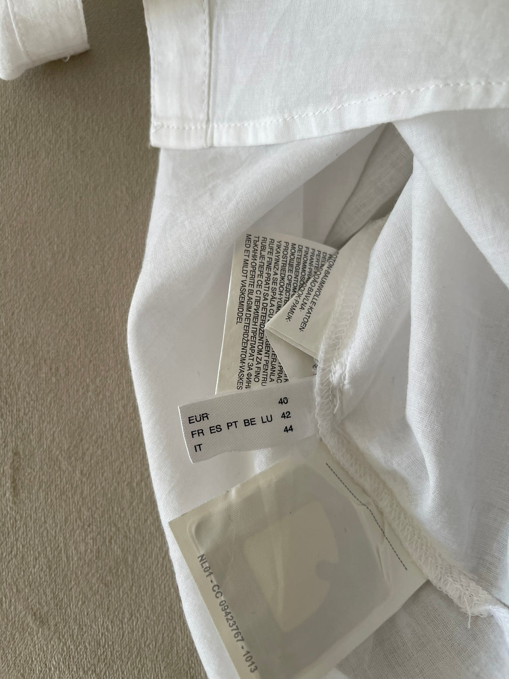 Chemise blanche à clous géométriques
