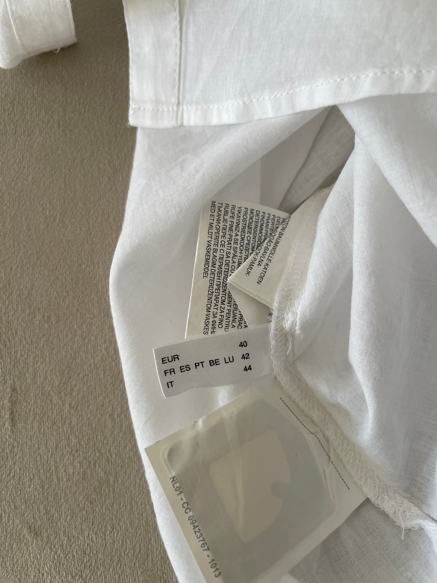 Chemise blanche à clous géométriques