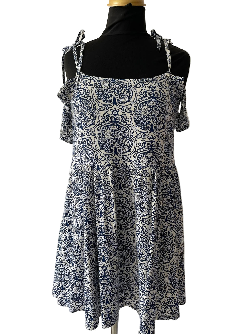 Robe d'été bleue à motifs baroques