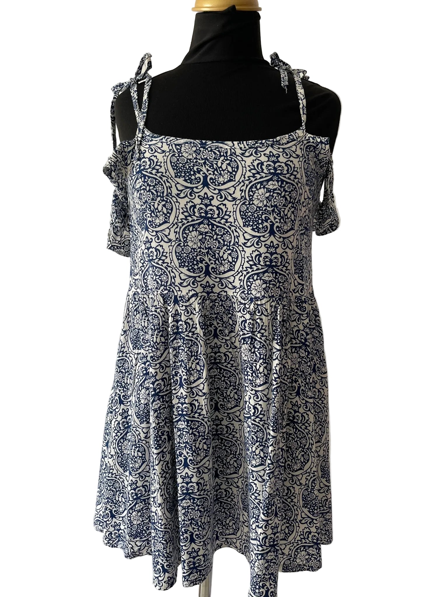Robe d'été bleue à motifs baroques