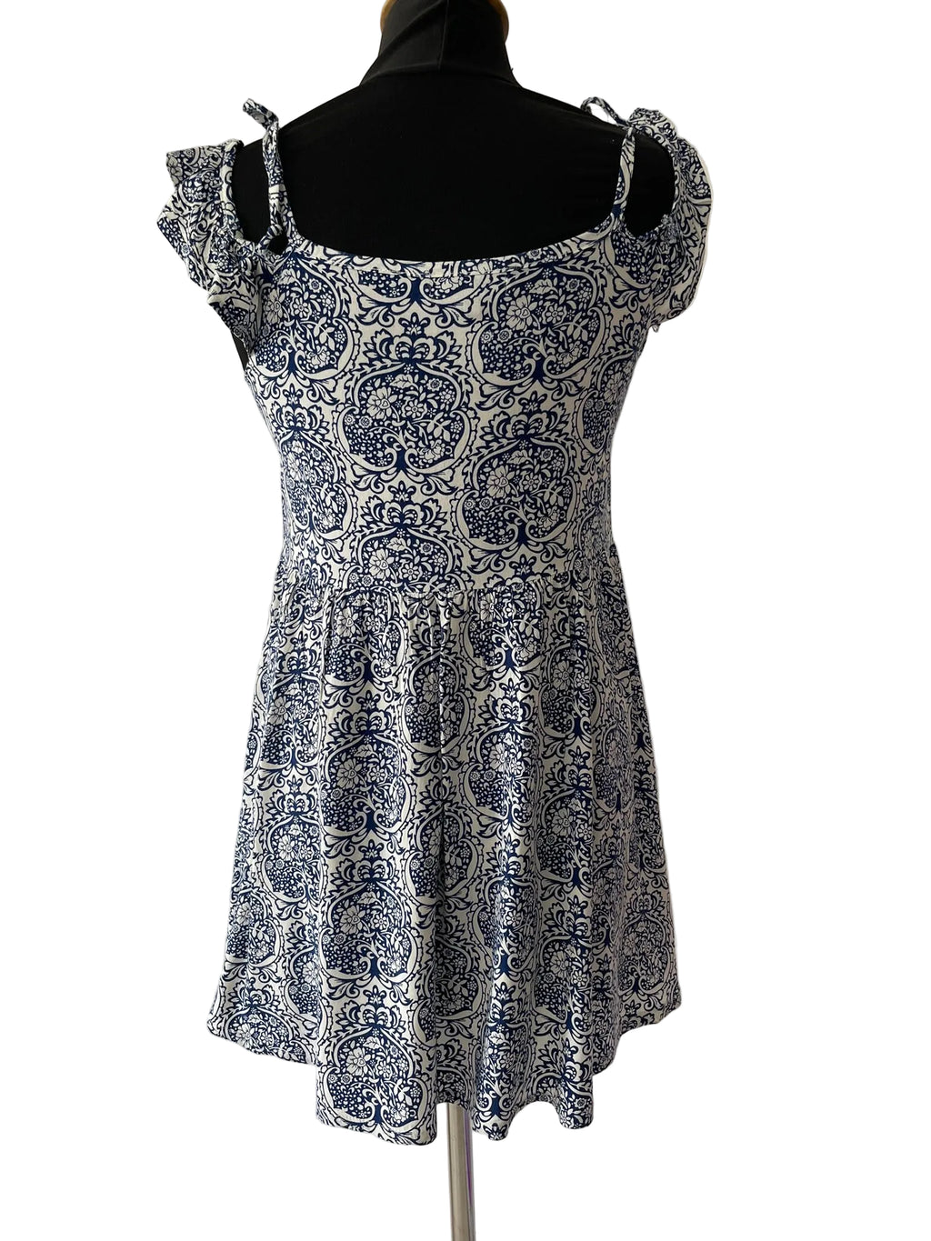 Robe d'été bleue à motifs baroques