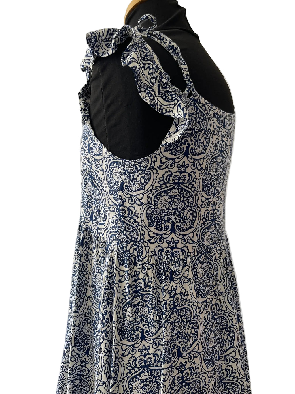 Robe d'été bleue à motifs baroques