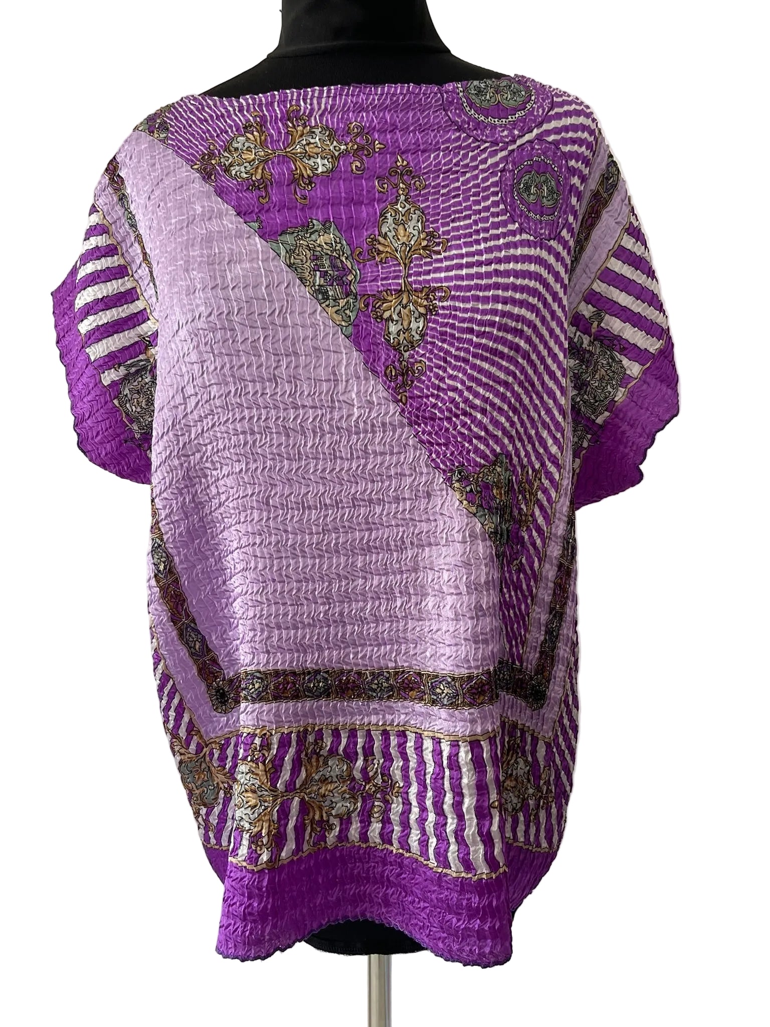 Tunique plissée violette aux motifs baroques