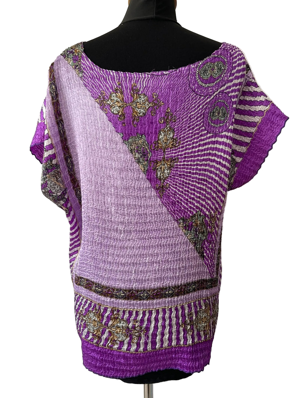Tunique plissée violette aux motifs baroques