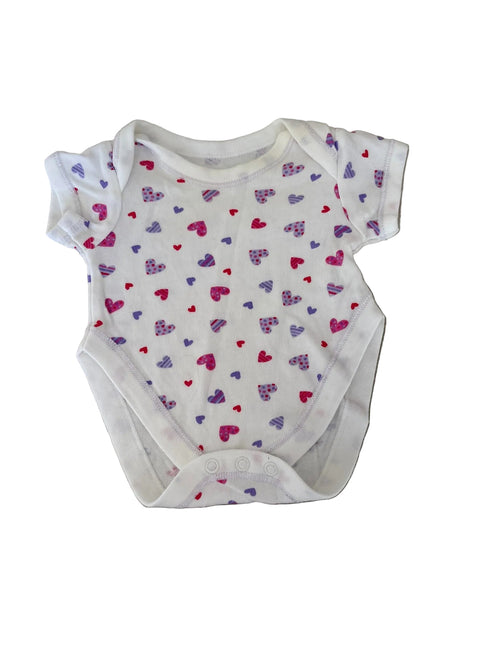 Body bébé manches courtes – Blanc imprimé cœurs
