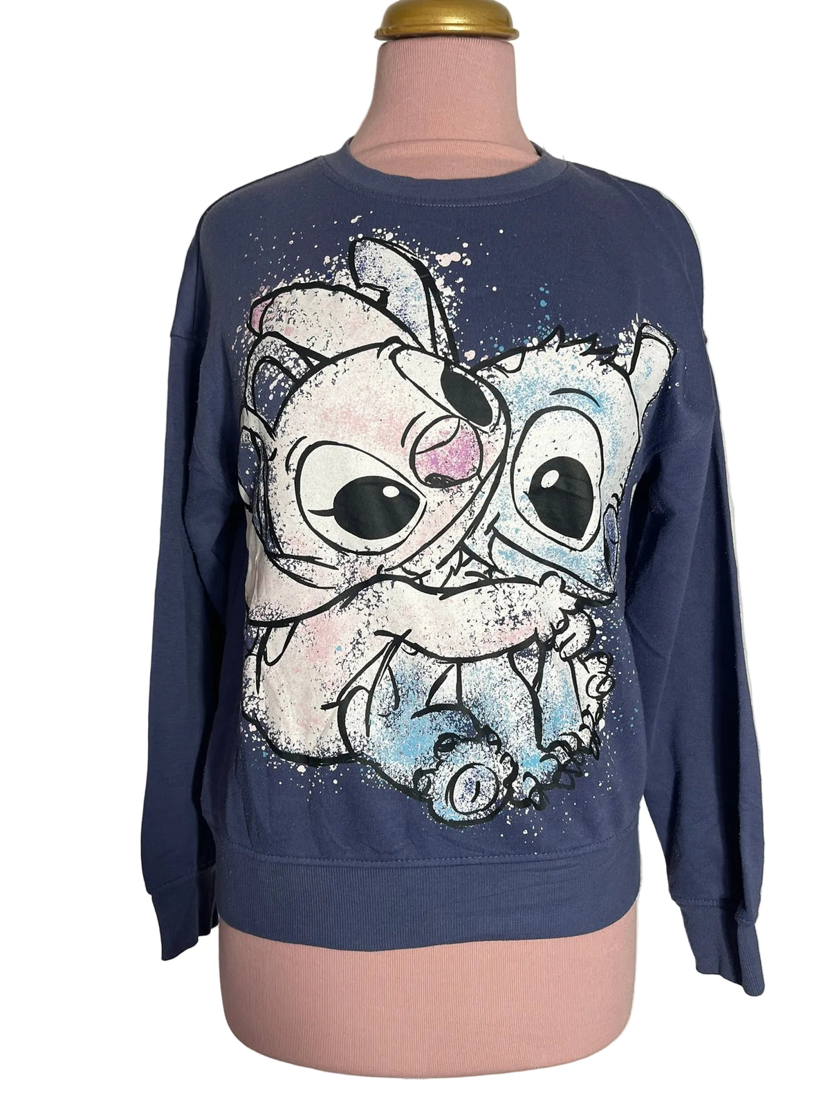 Sweat bleu marine imprimé peluche bleue et rose