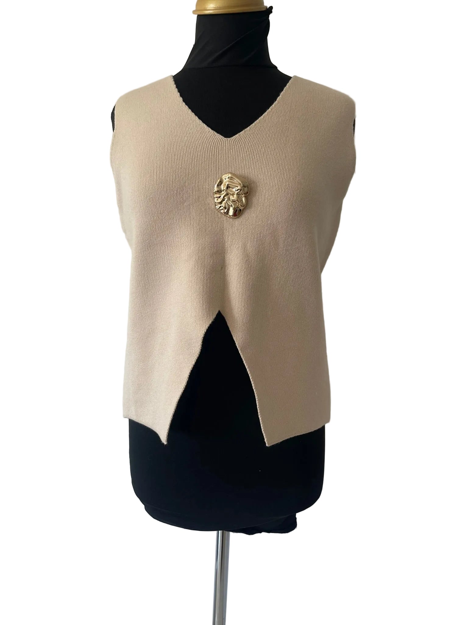 Top gilet femme beige tricot côtelé col V broche dorée
