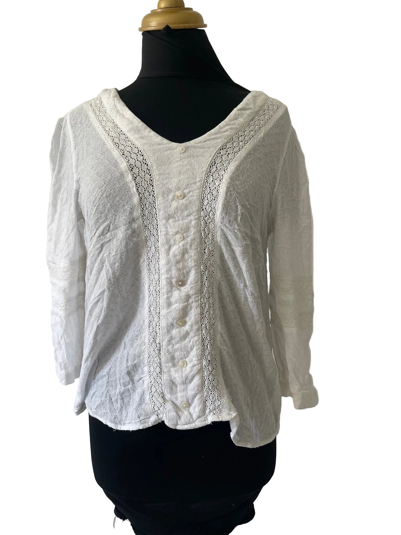 Blouse femme blanche dentelle broderie manches longues boutonnage nacré