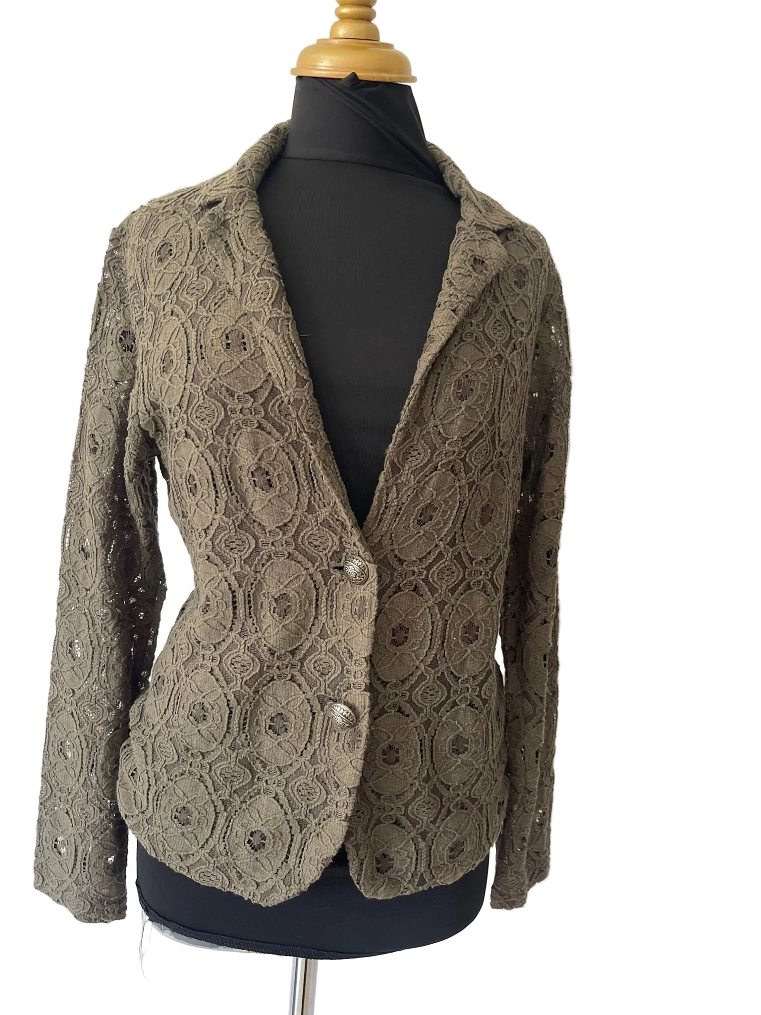 Blazer femme kaki olive dentelle ajourée motifs ronds boutons argentés