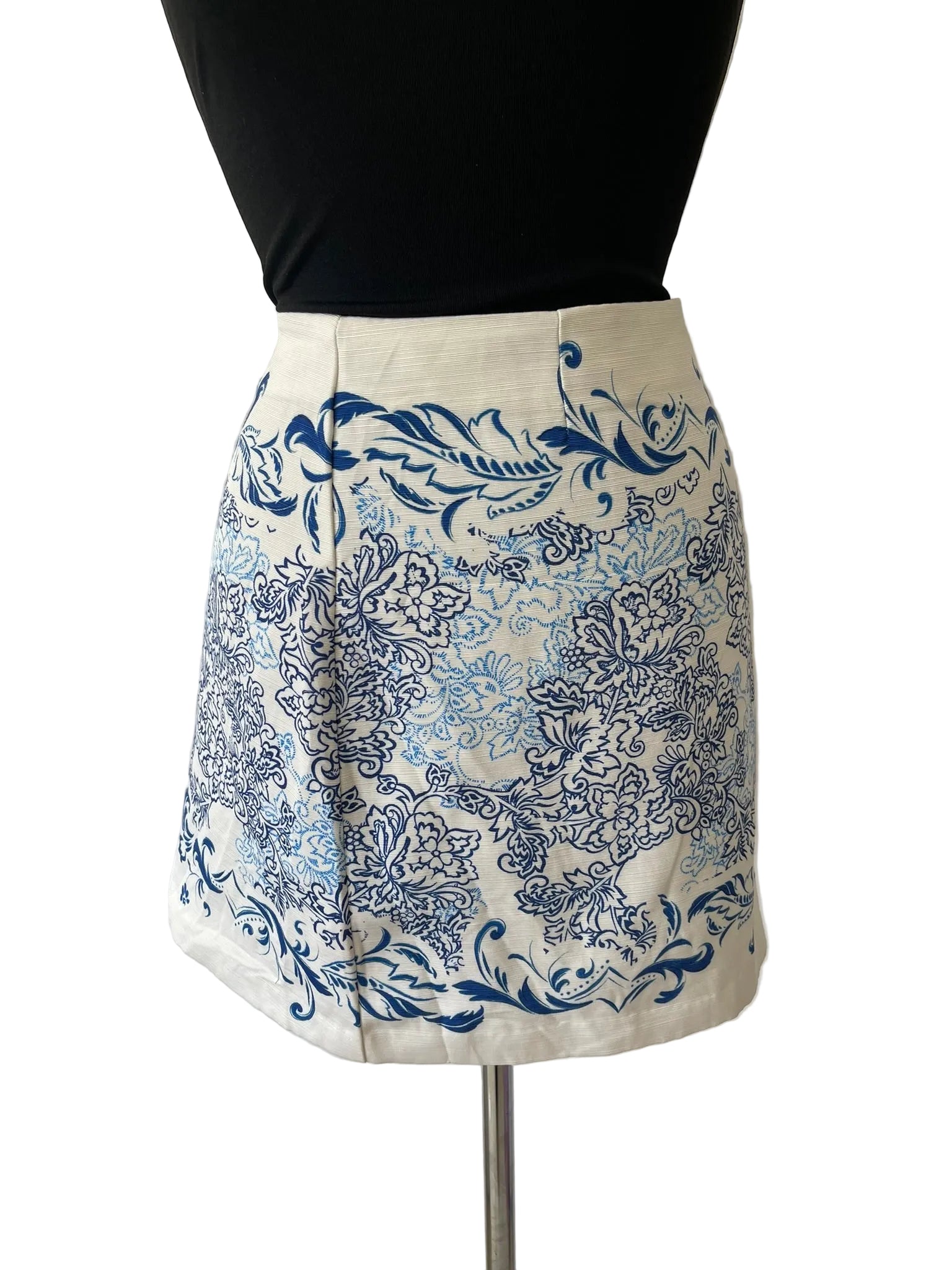 Mini-jupe femme écrue imprimé cachemire bleu style toile de Jouy