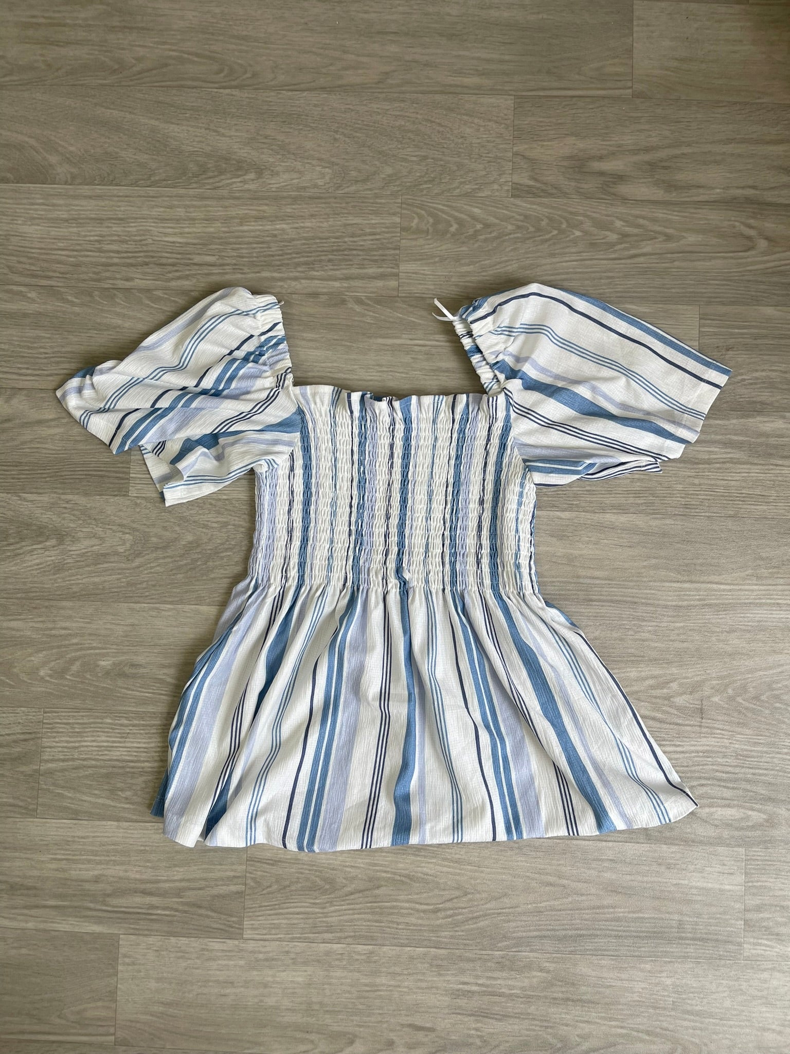 Haut smocké rayé bleu et blanc, manches bouffantes L