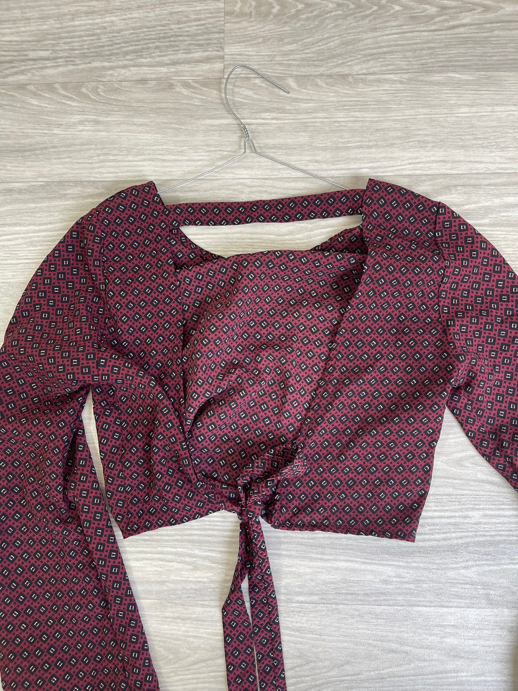 Crop top bordeaux imprimé géométrique, dos nu à nouer