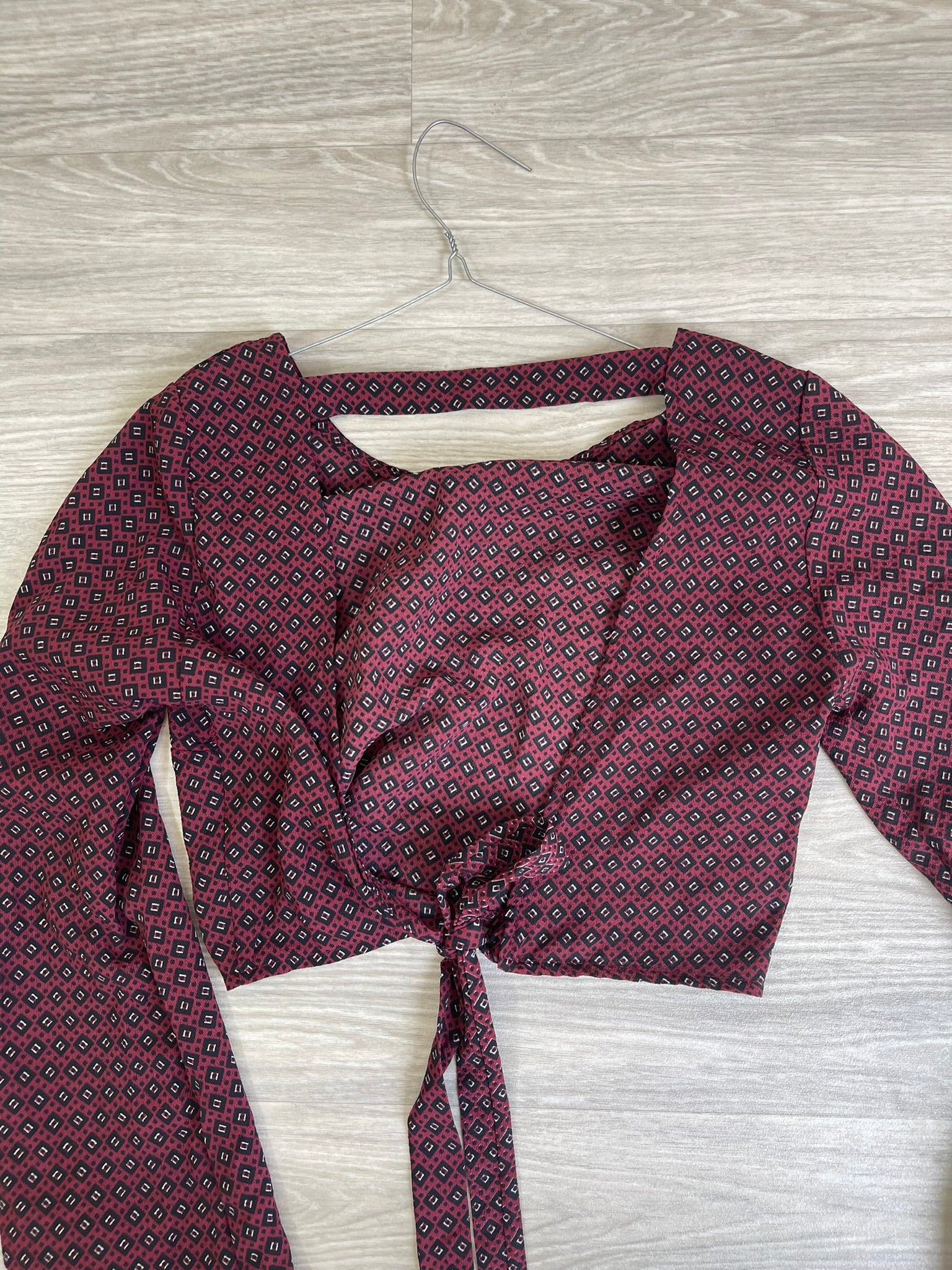 Crop top bordeaux imprimé géométrique, dos nu à nouer