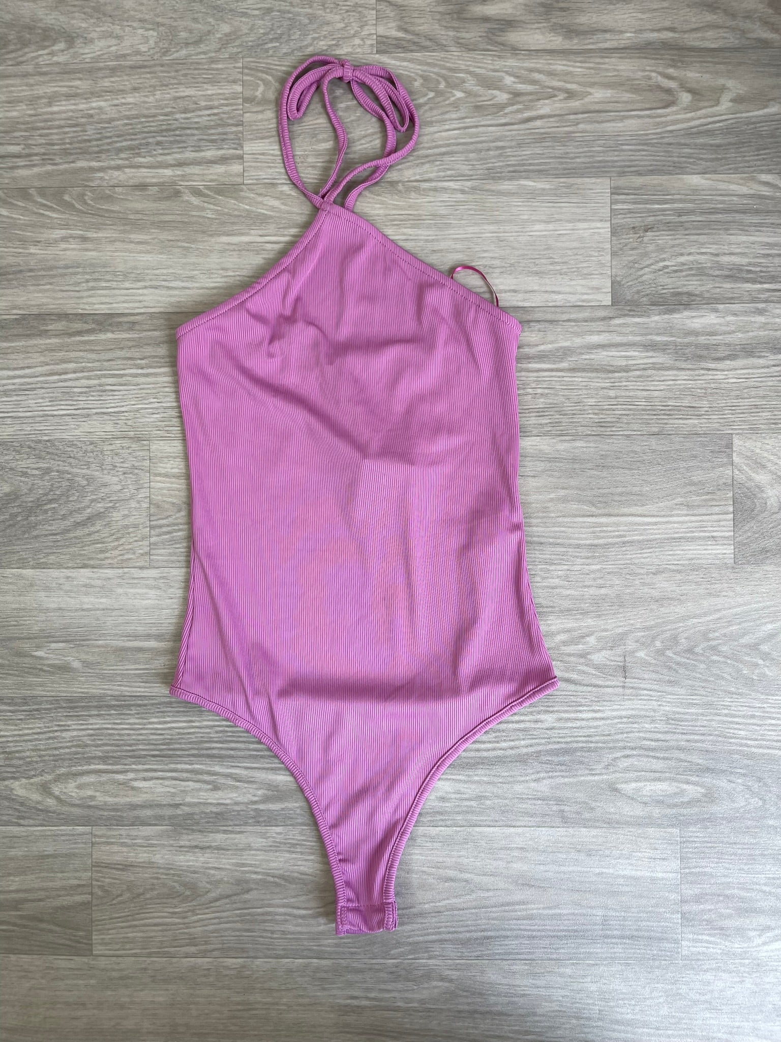 Body asymétrique une épaule rose - dos ajustable