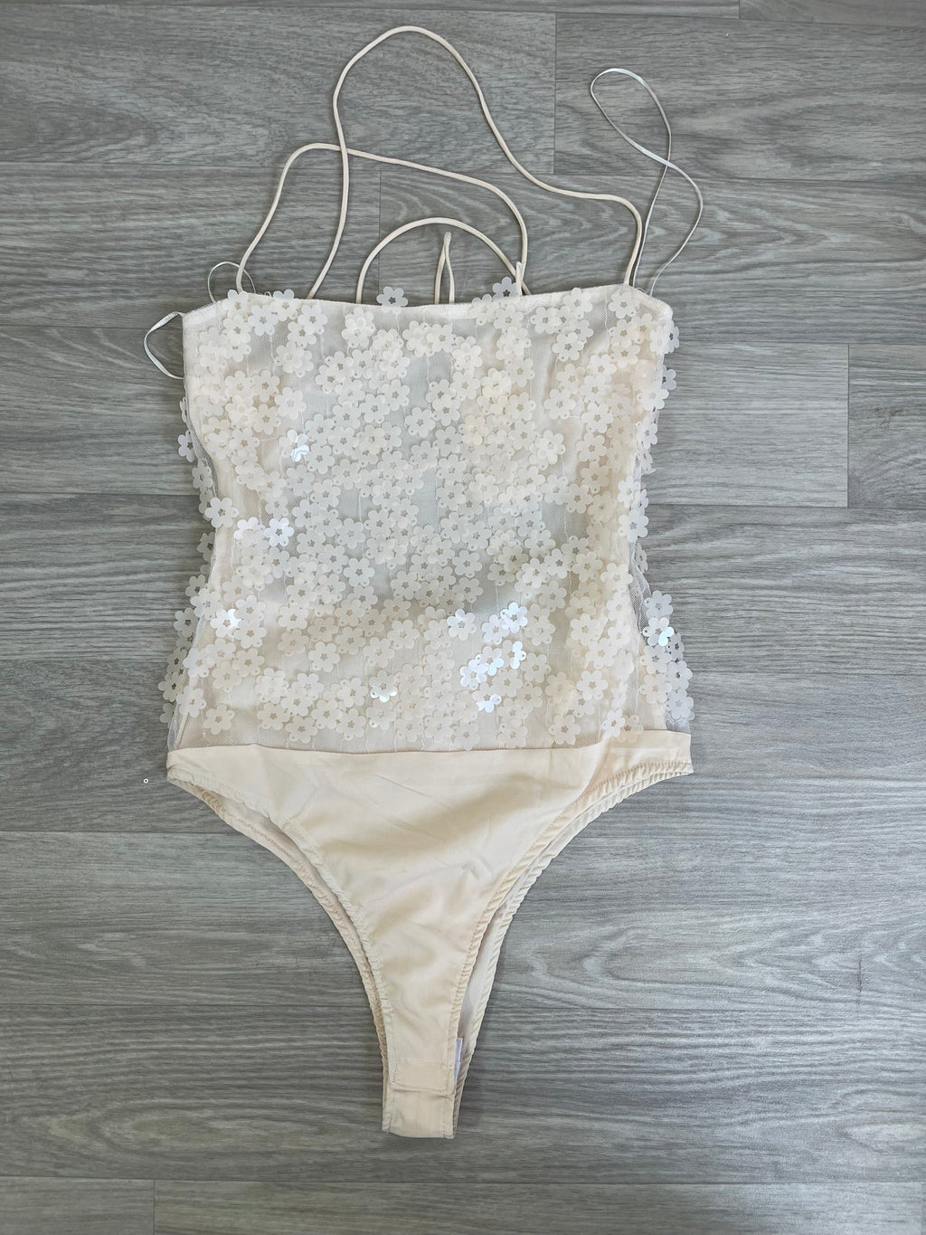 Bustier ivoire à sequins fleuris et bretelles fines