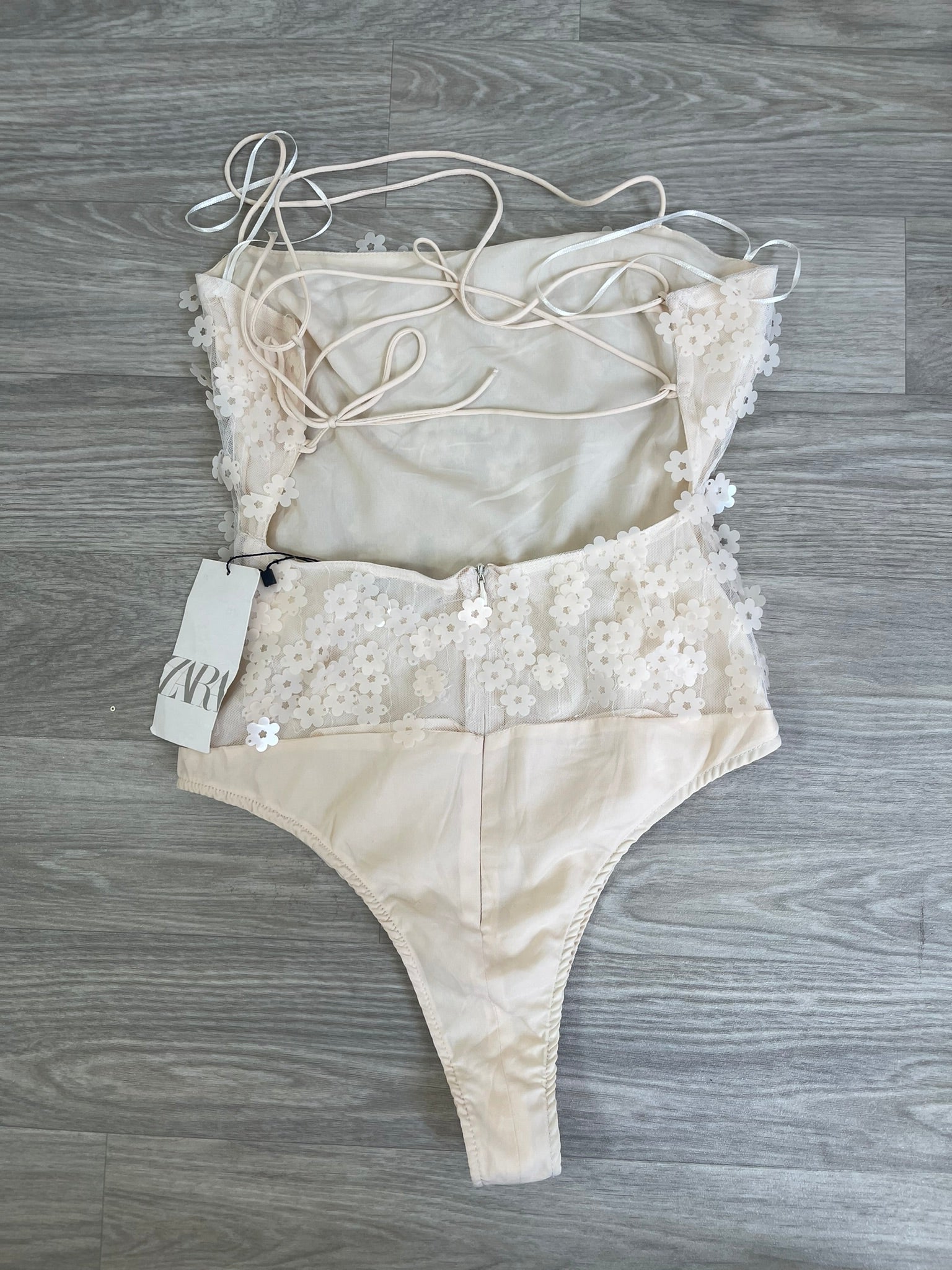 Bustier ivoire à sequins fleuris et bretelles fines