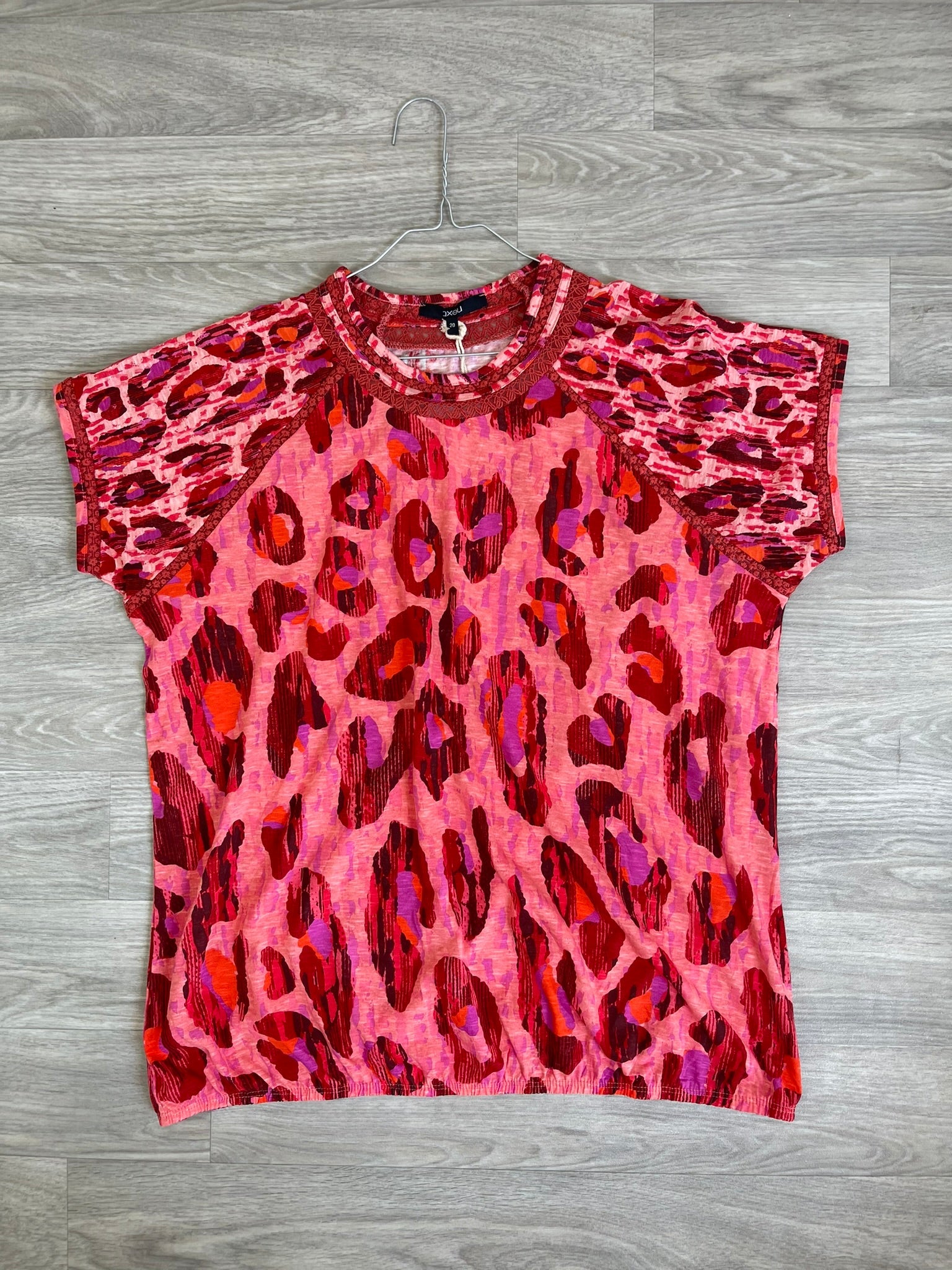 Top imprimé léopard rose et rouge Taille 48