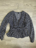 Blouse noire à pois blancs et volants