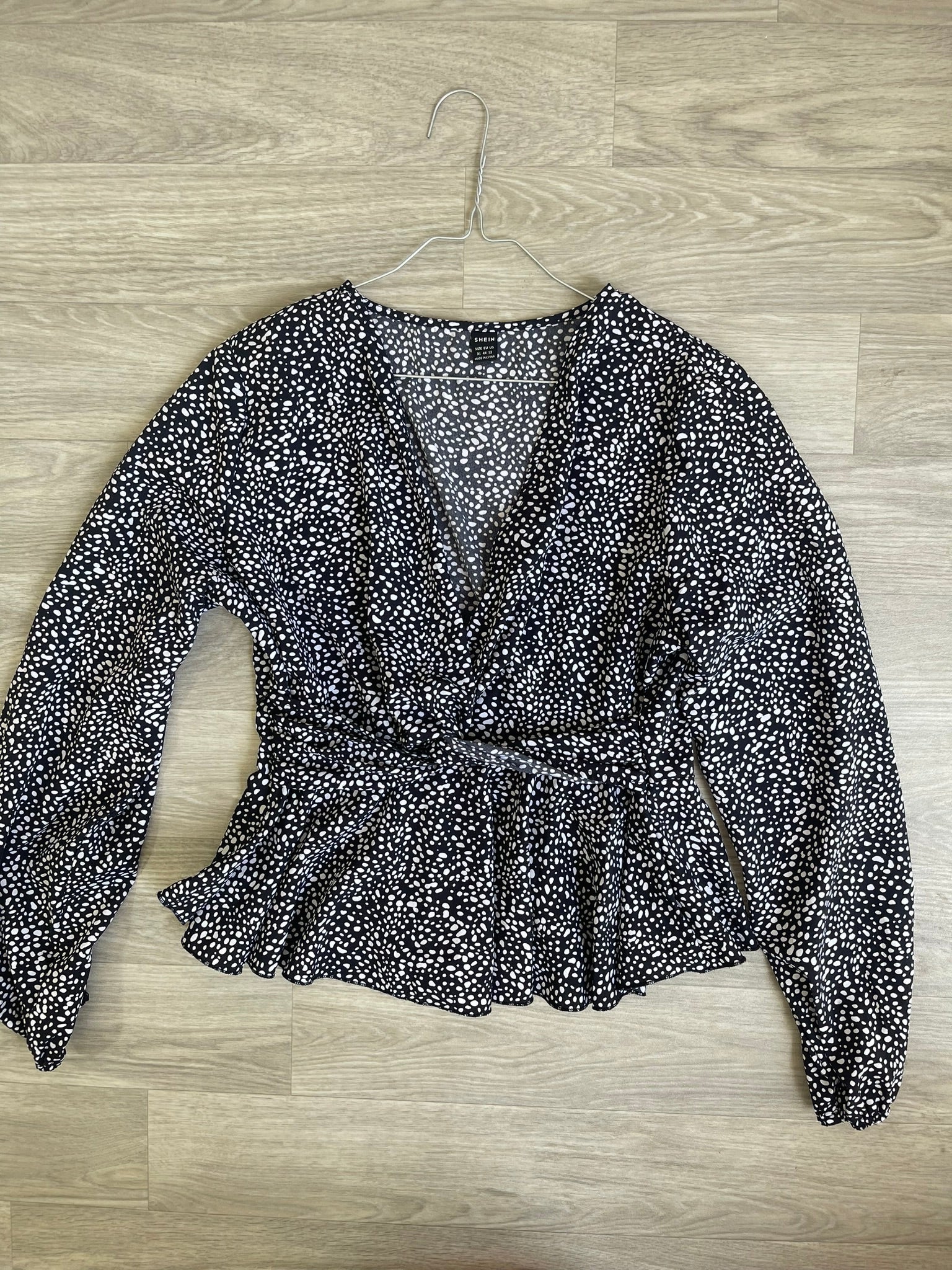 Blouse noire à pois blancs et volants