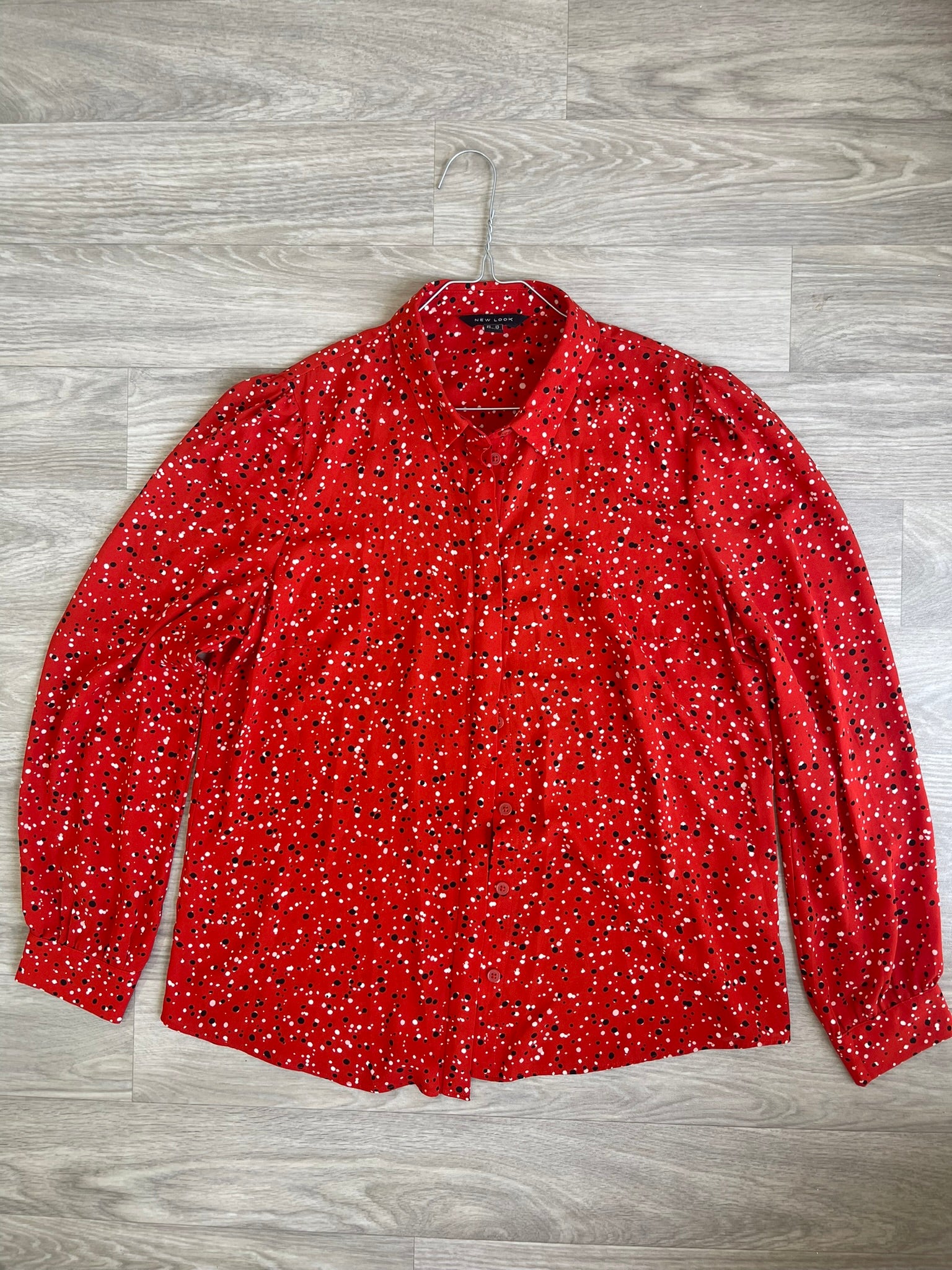 Chemisier rouge à pois multicolores