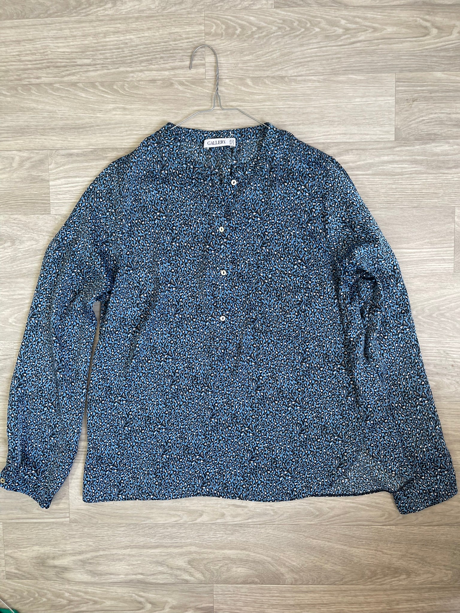 Blouse imprimé léopard bleu et noir