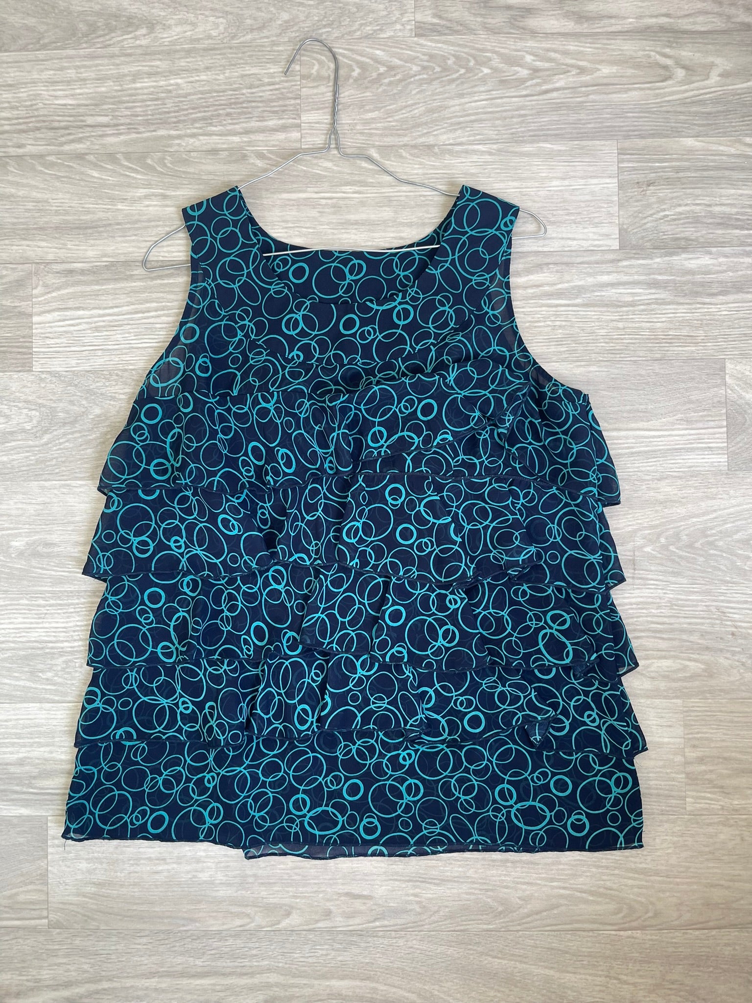 Top à volants bleu marine motif cercles turquoise
