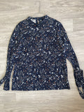 Top fleuri bleu marine à manches nouées