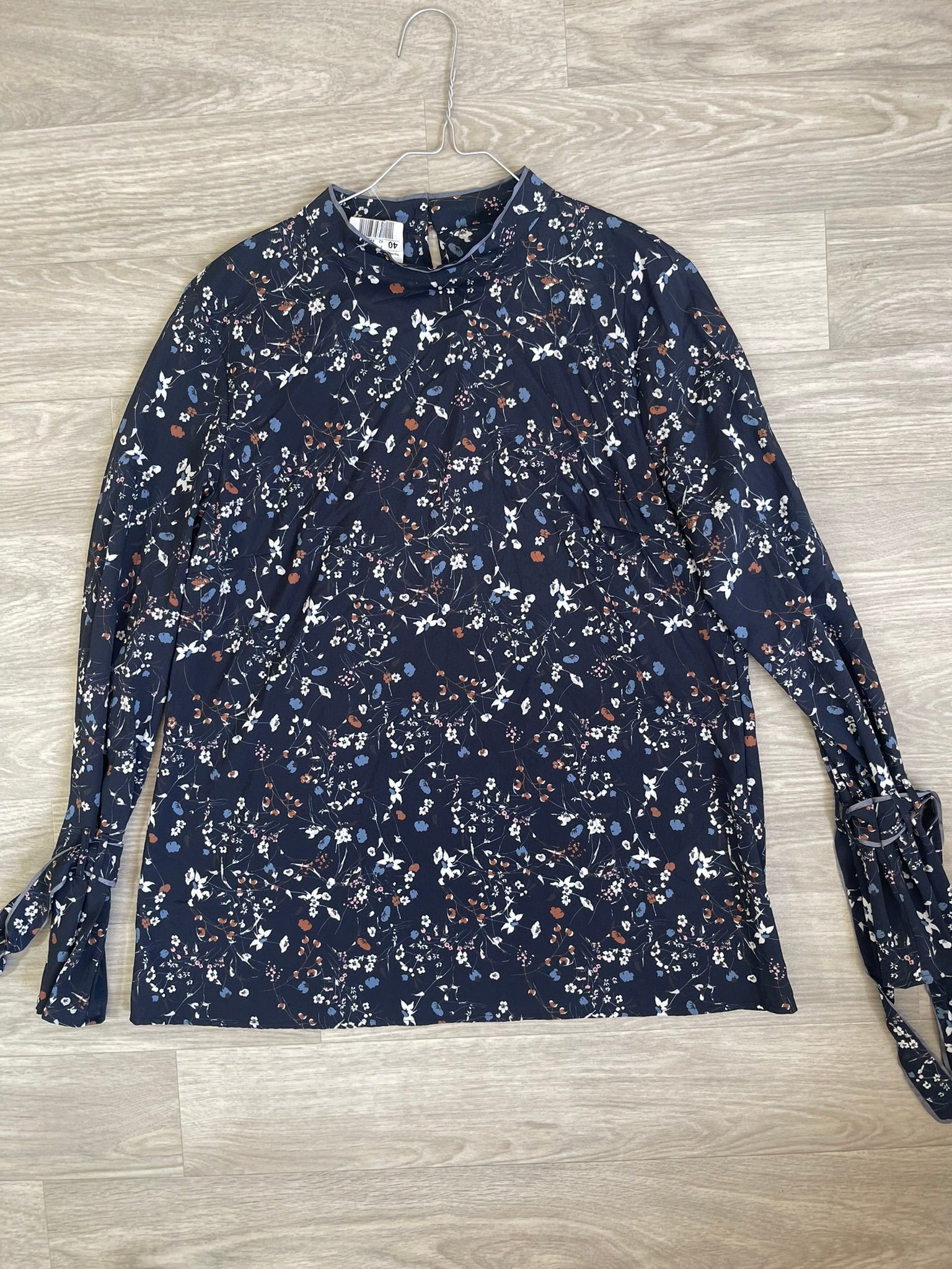 Top fleuri bleu marine à manches nouées
