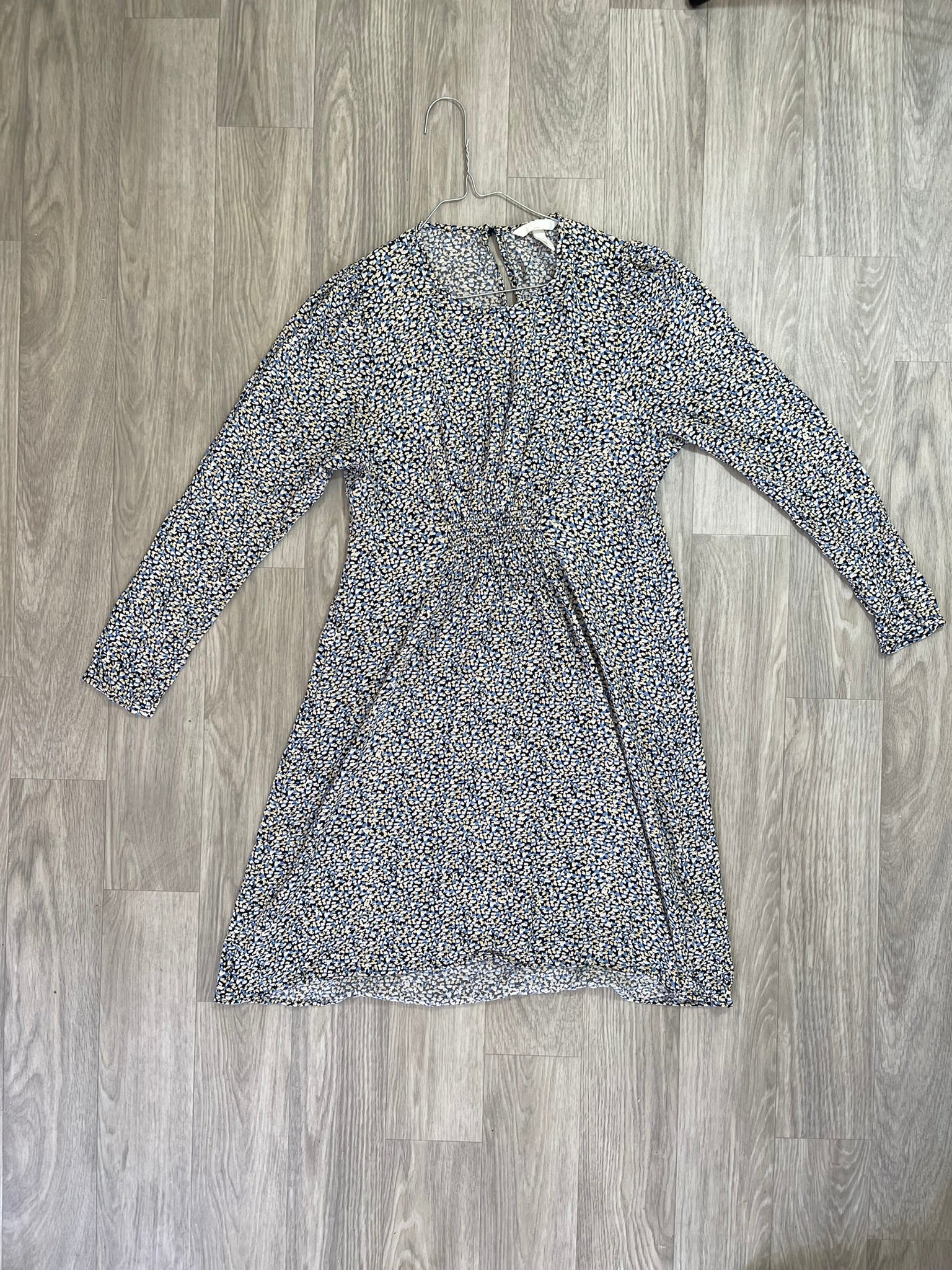 Robe courte imprimé fleurs bleu marine et beige