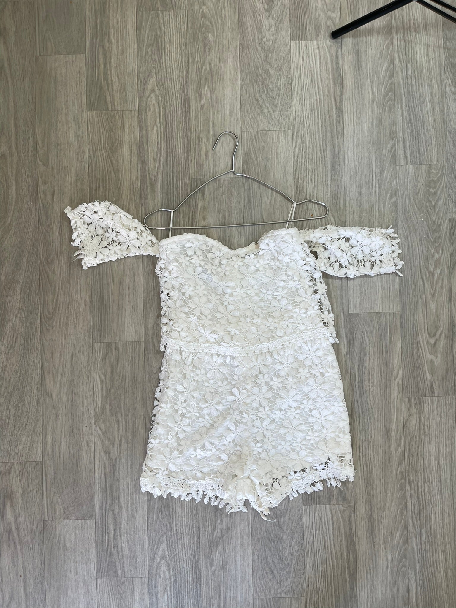 Robe en dentelle blanche fleurie