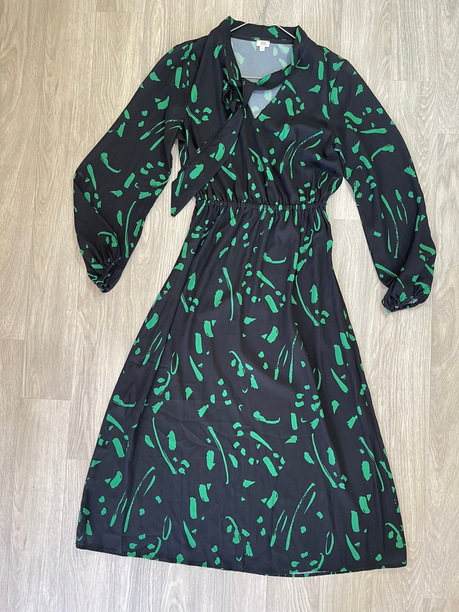 Robe noire col lavallière et jupe évasée