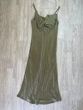Robe longue satinée vert kaki à bretelles