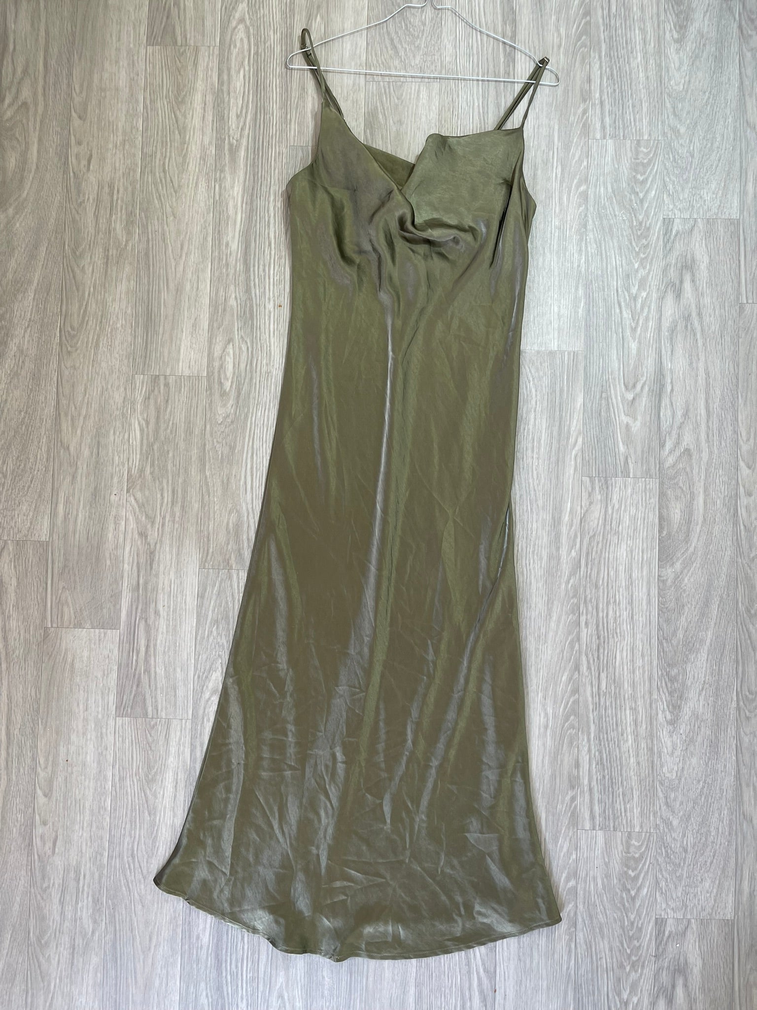 Robe longue satinée vert kaki à bretelles