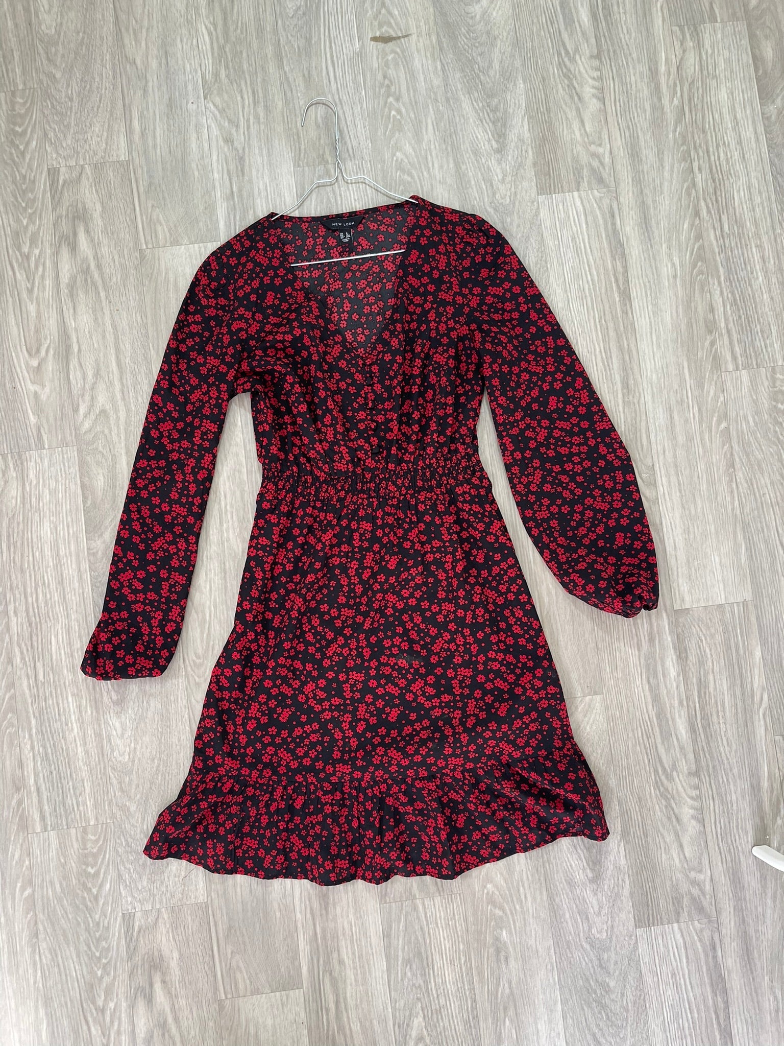 Robe fleurie noire et rouge à manches longues