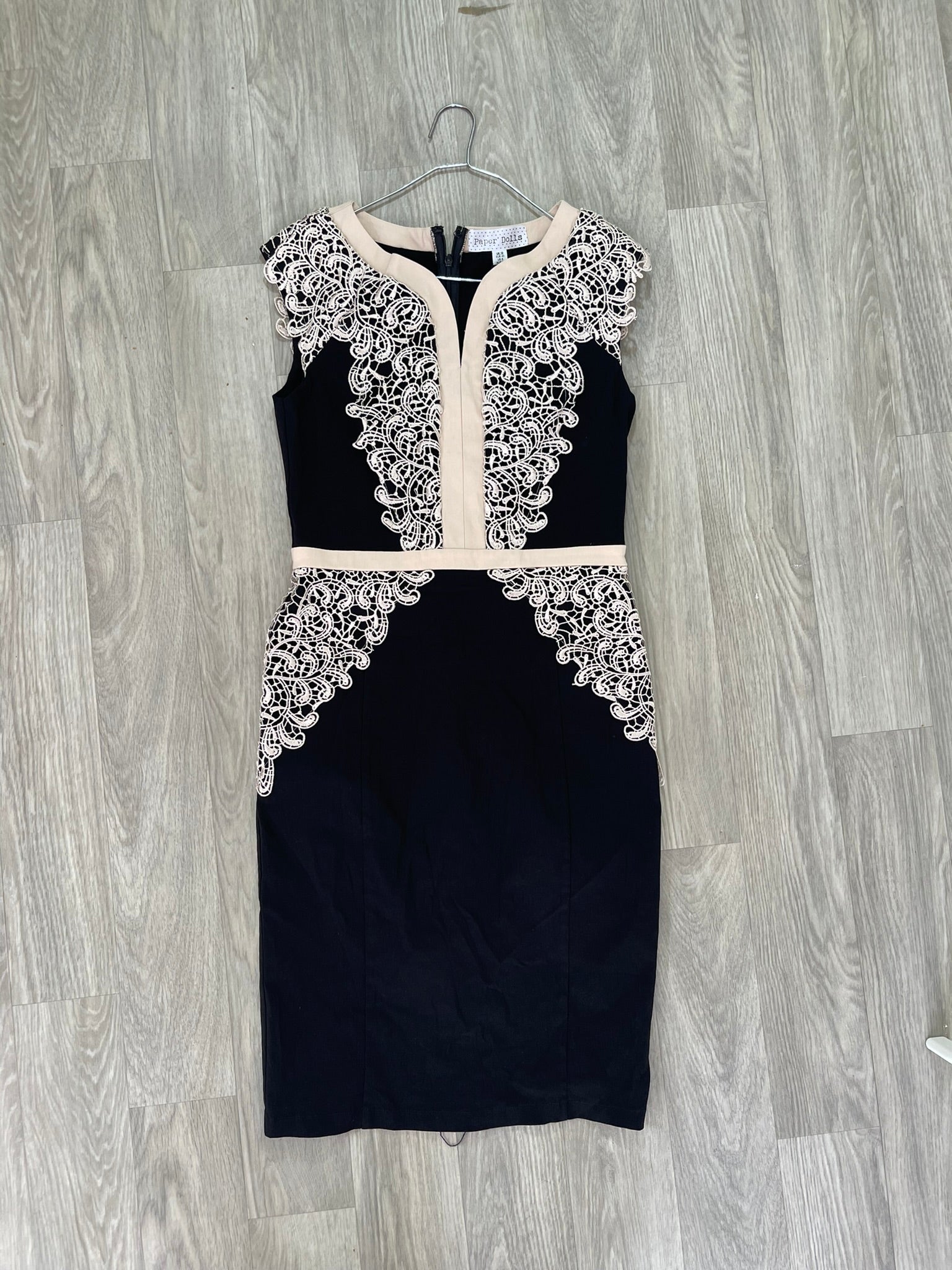 Robe noire dentelle crème brodée