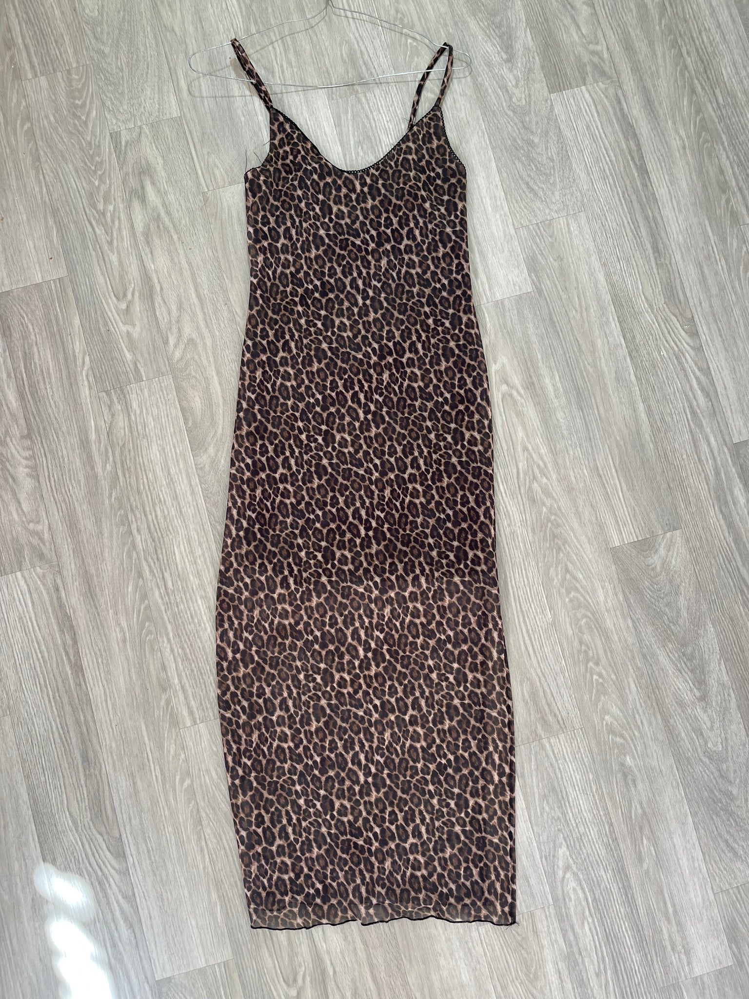 Robe longue satinée imprimé léopard