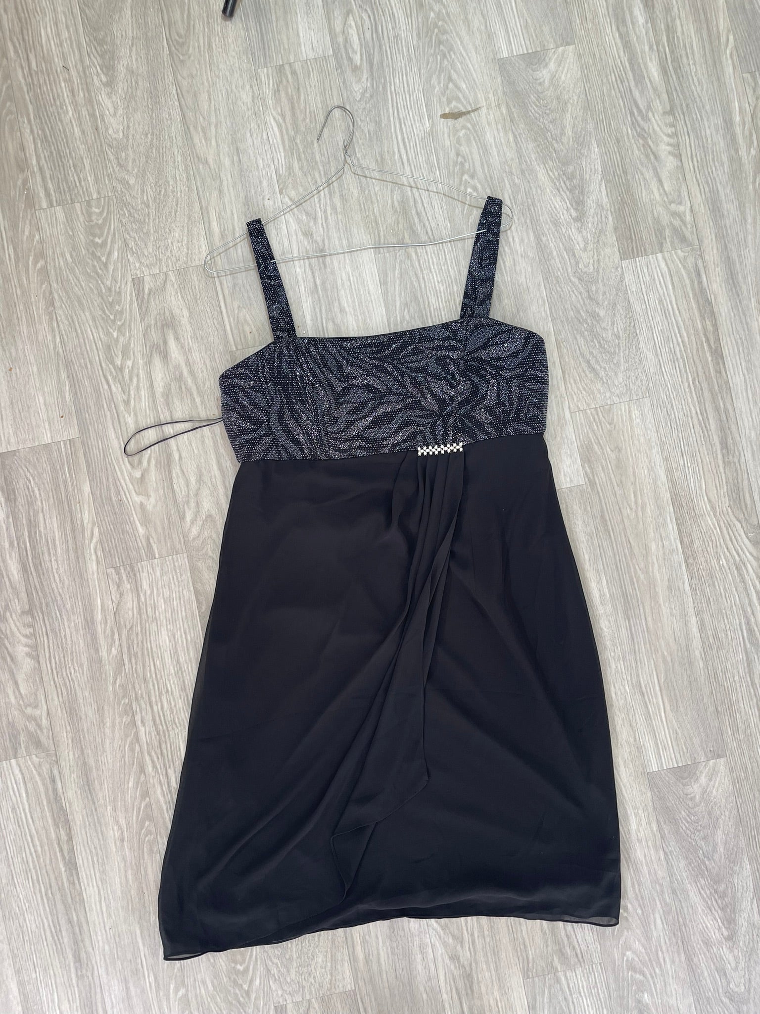 Robe noire pailletée à dos nu