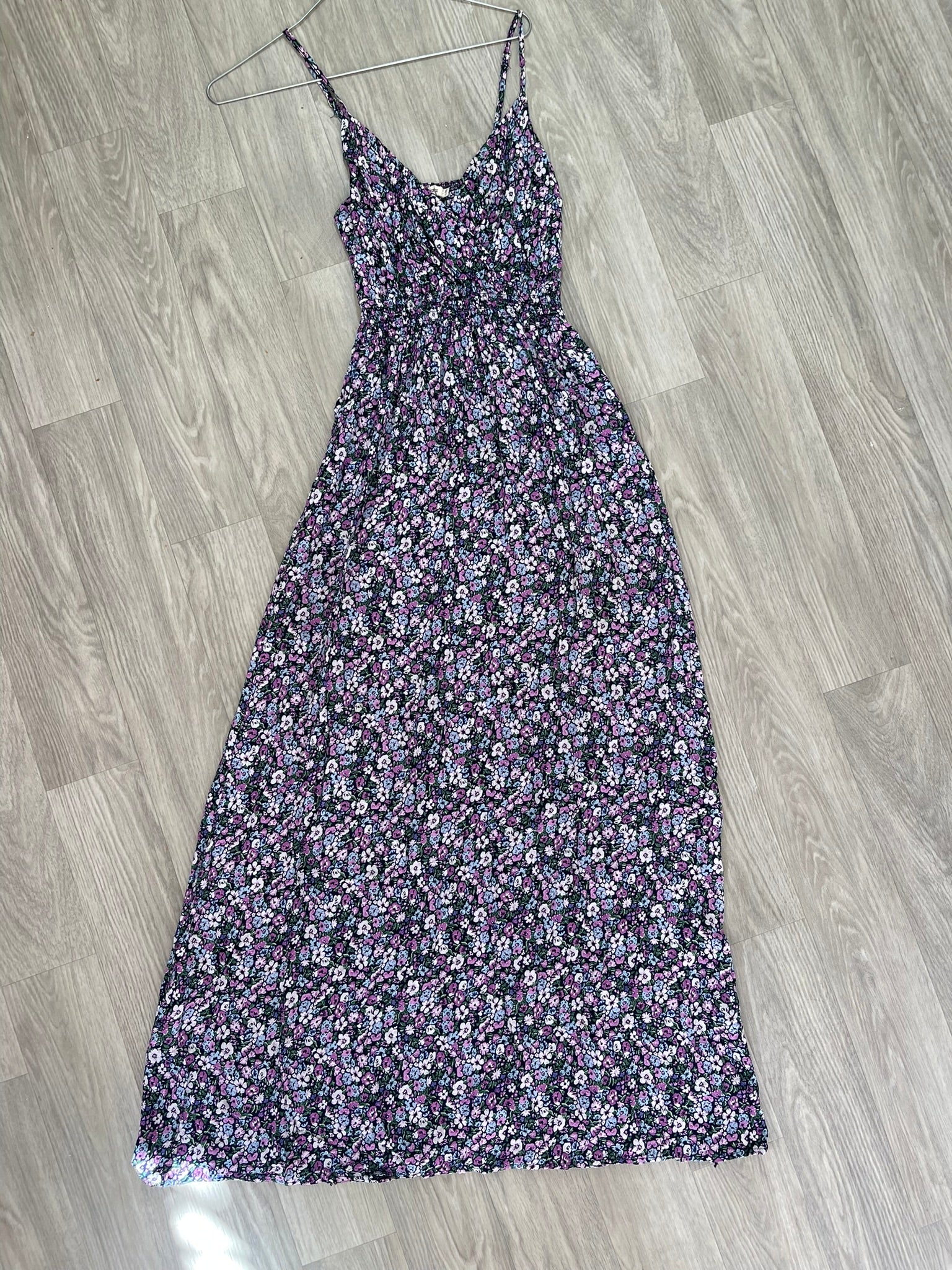 Robe longue fleurie violette à bretelles