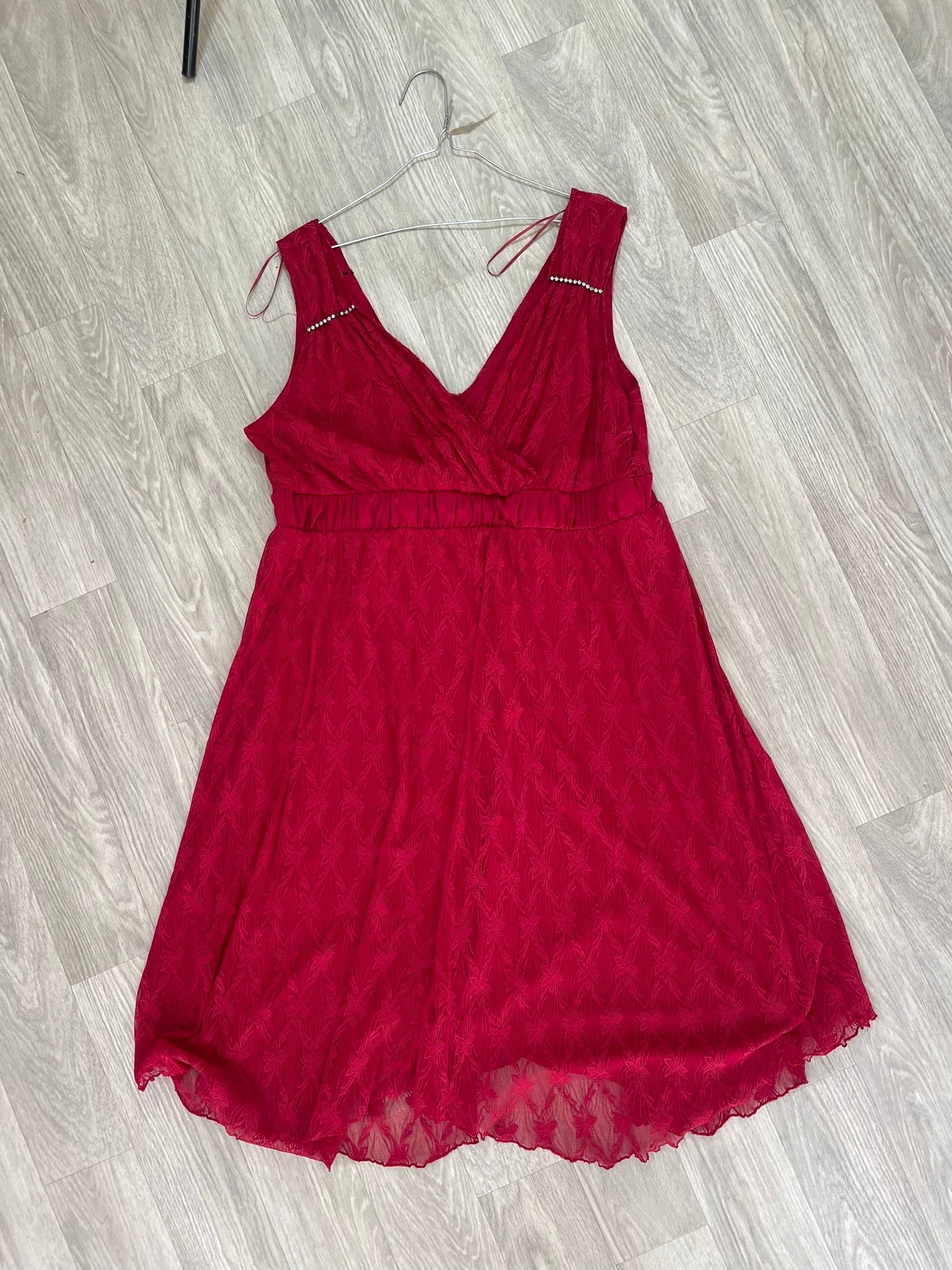 Robe courte rouge en dentelle ornée de strass 5 XL
