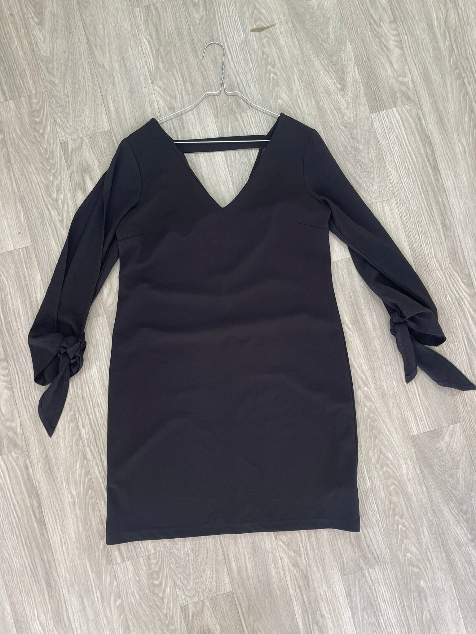 Robe noire portefeuille à manches nouées