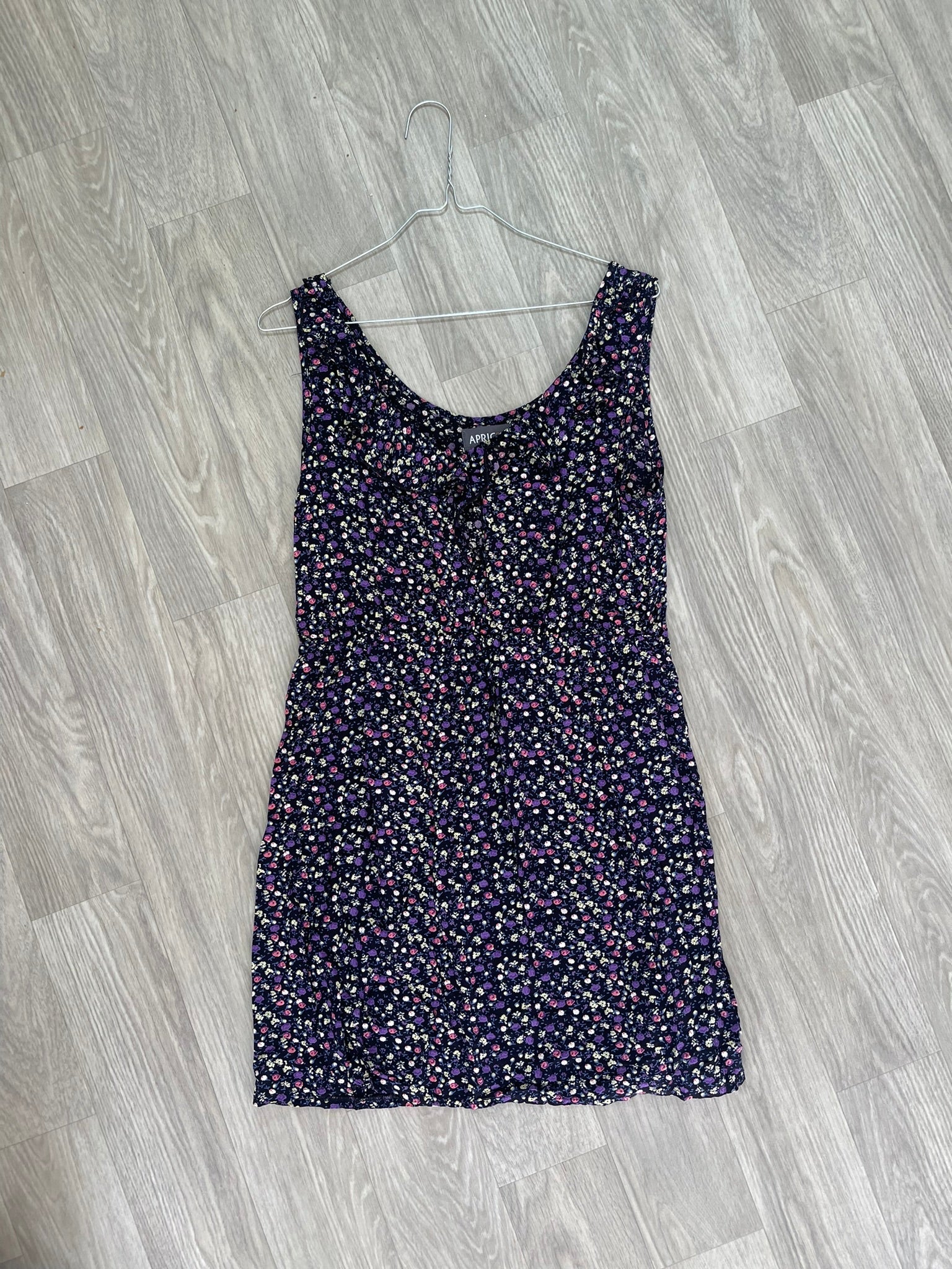Robe courte fleurie bleu marine sans manches