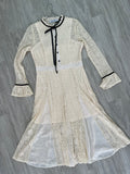 Robe en dentelle ivoire à liens noirs